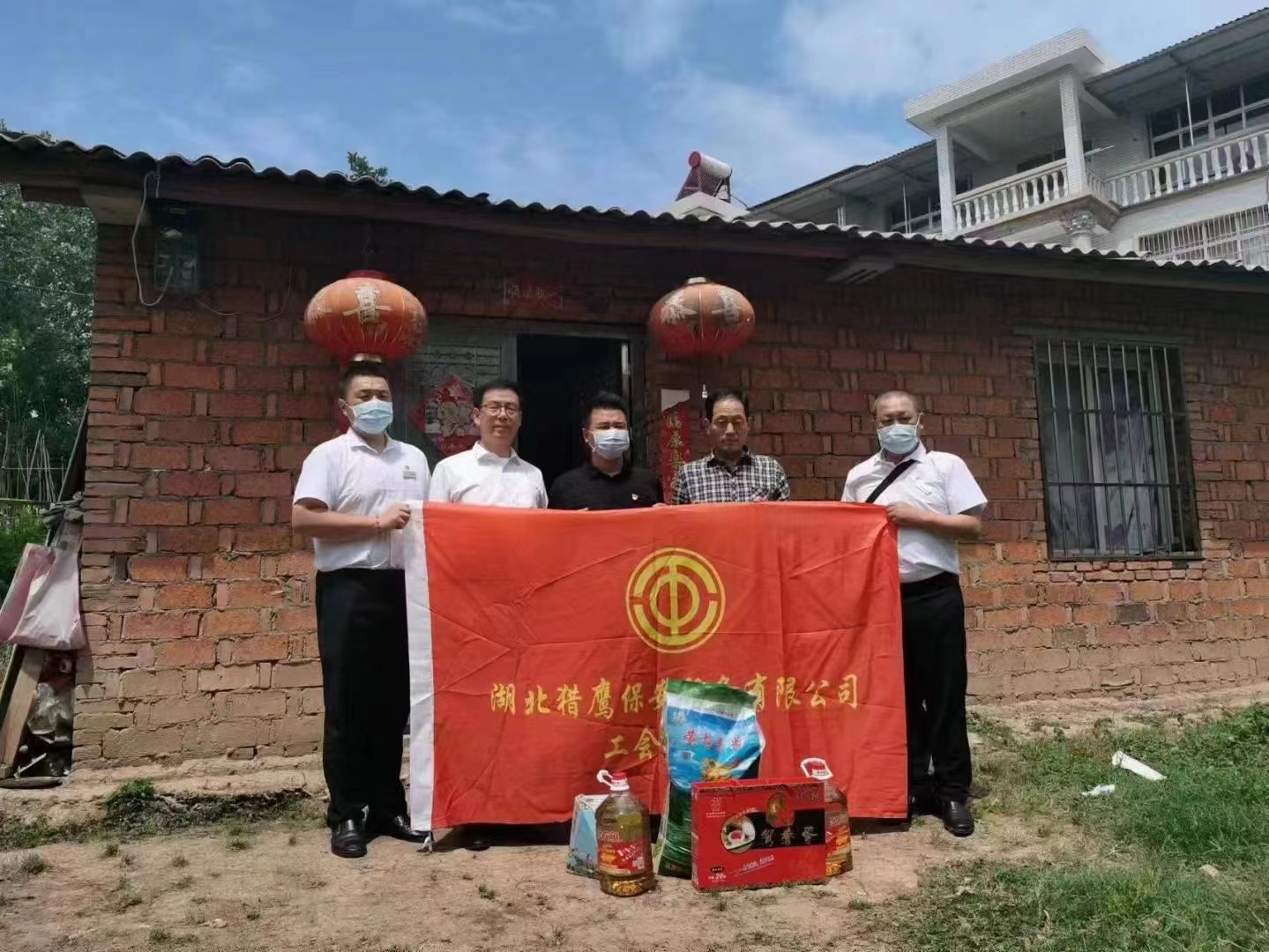 端午節(jié)將至，獵鷹企業(yè)組織員工走進(jìn)鄉(xiāng)村，為老人送去生活物資