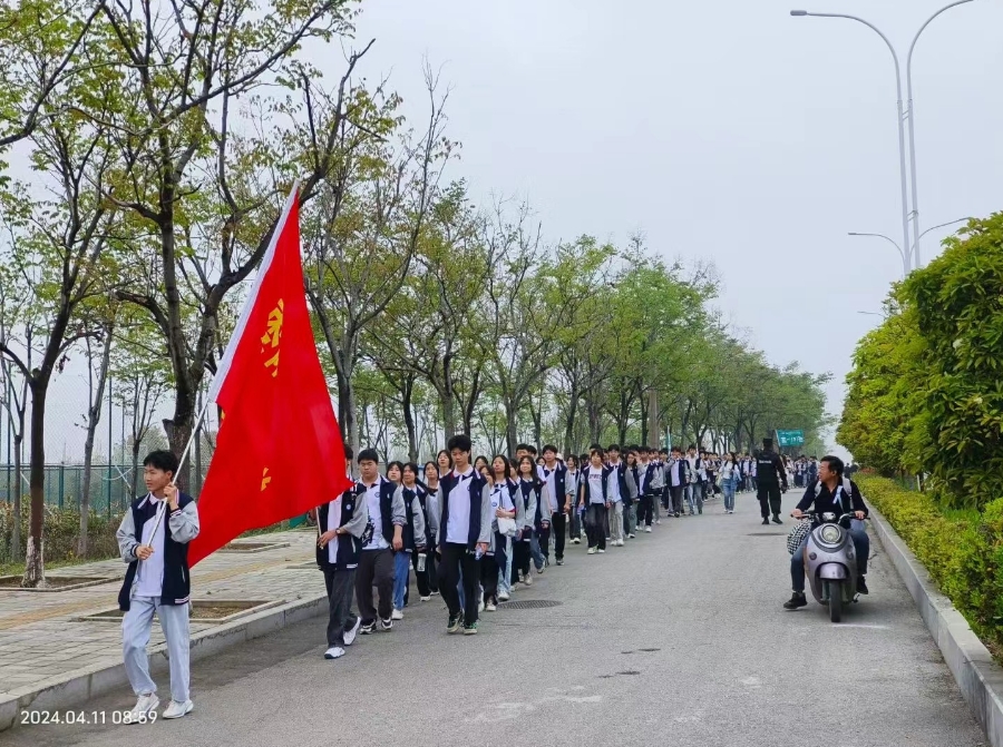 棗陽市師苑高中 春風(fēng)伴研學(xué)，獵鷹保護航。